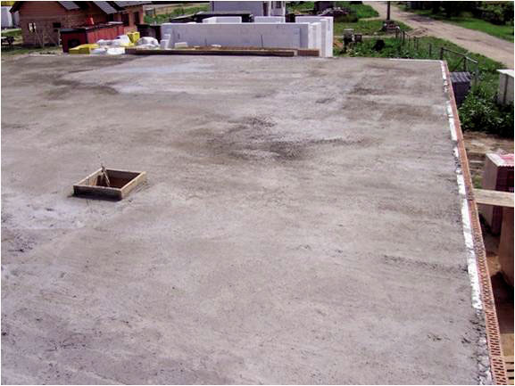 Obr. 9 Kropit je nutné ihned po betonáži, jinak beton popraská!