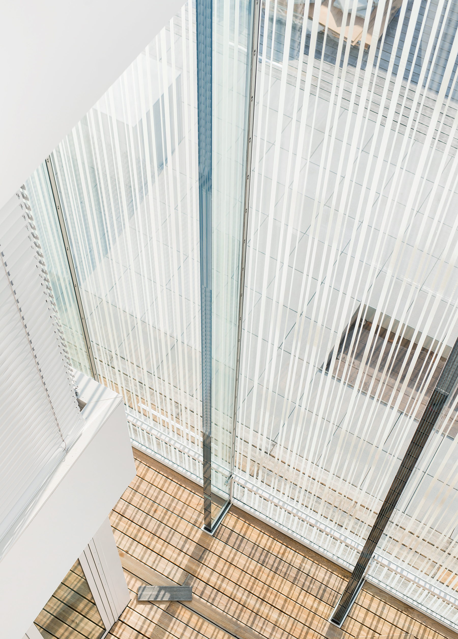 V květnu 2017 otevřel své brány bruselský Dům evropských dějin. Budova, která se datuje do třicátých let minulého století, je bývalou stomatologickou klinikou a byla rozšířena o „skleněný implantát“ s fasádou sestávající ze skleněných tabulí o délce  až 3,8 metru. (Foto: Sedak GmbH  & Co. KG, Christian Fabris)