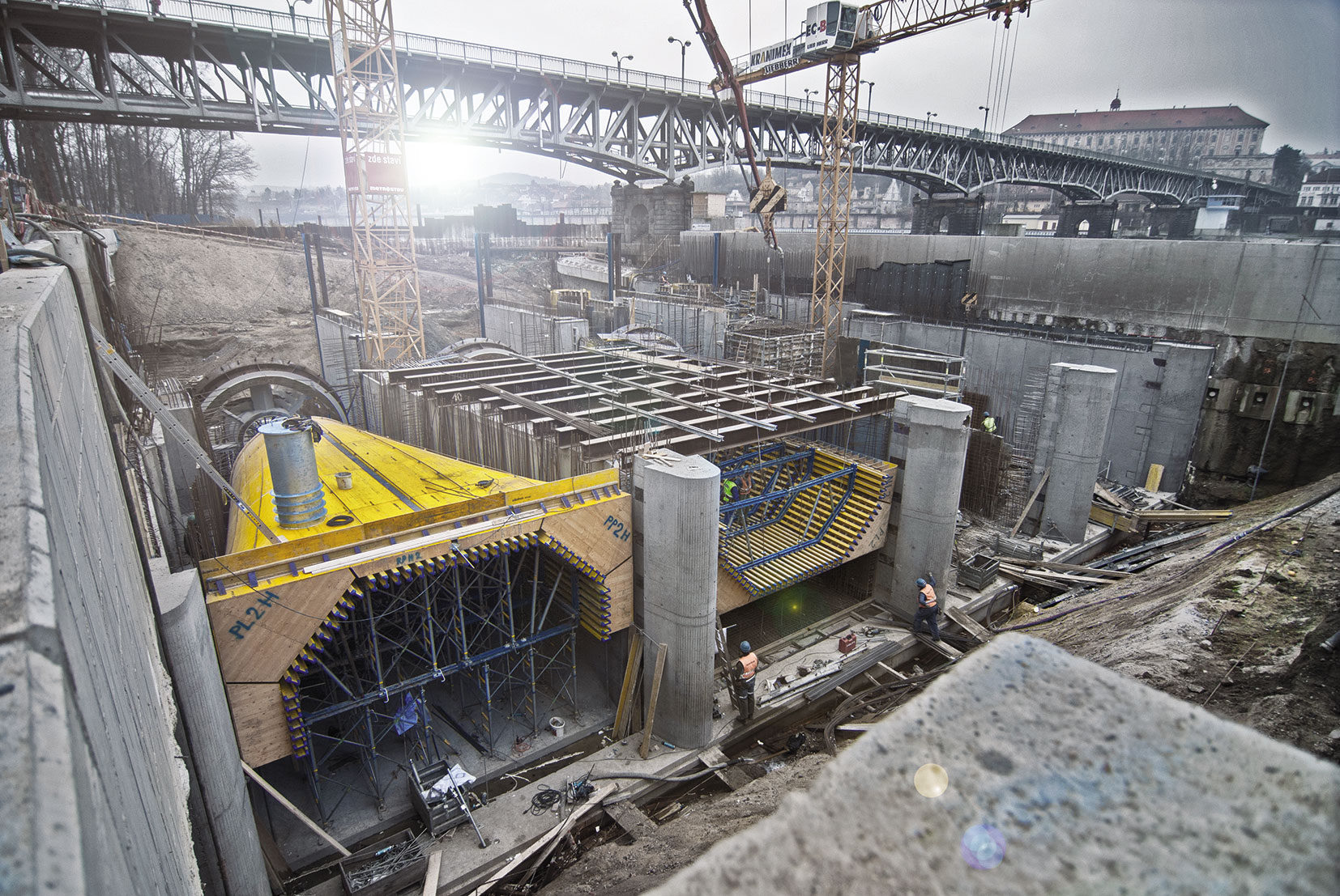 Zvláštní bednění pro betonáž vodní elektrárny v Roudnici nad Labem formovalo savky, jejichž tvar přechází z čtyřhranného vstupu do kruhového výstupu.