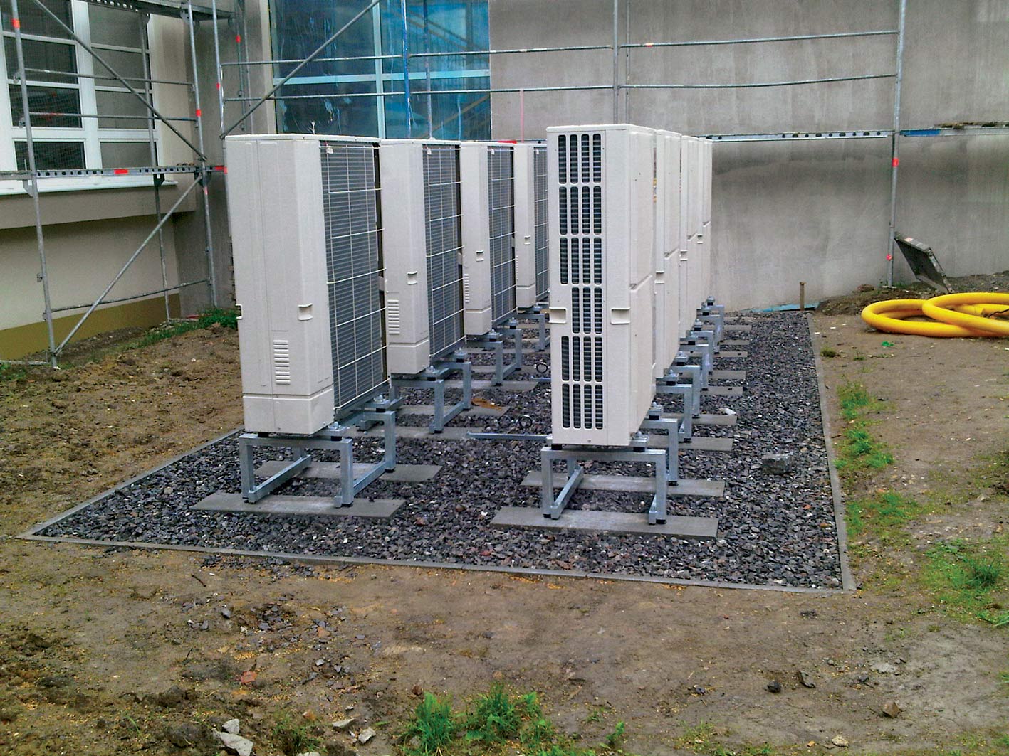 Obr. 3 Kaskáda elektrických tepelných čerpadel vzduch-voda umístěných v předzahrádce bytového domu (foto: AtaxCZ)