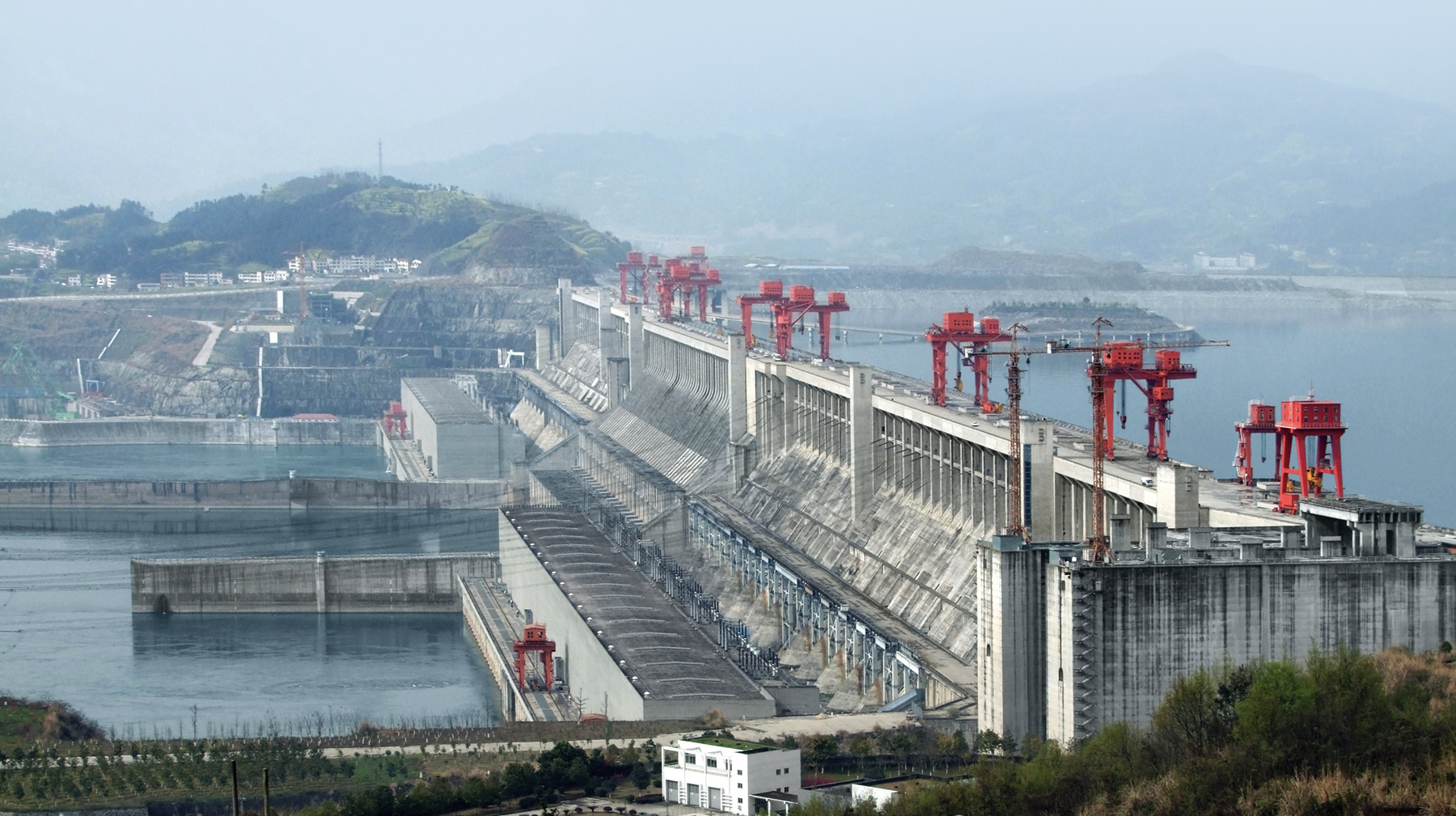 Tři soutěsky (Čína) – největší přehrada a vodní elektrárna na světě