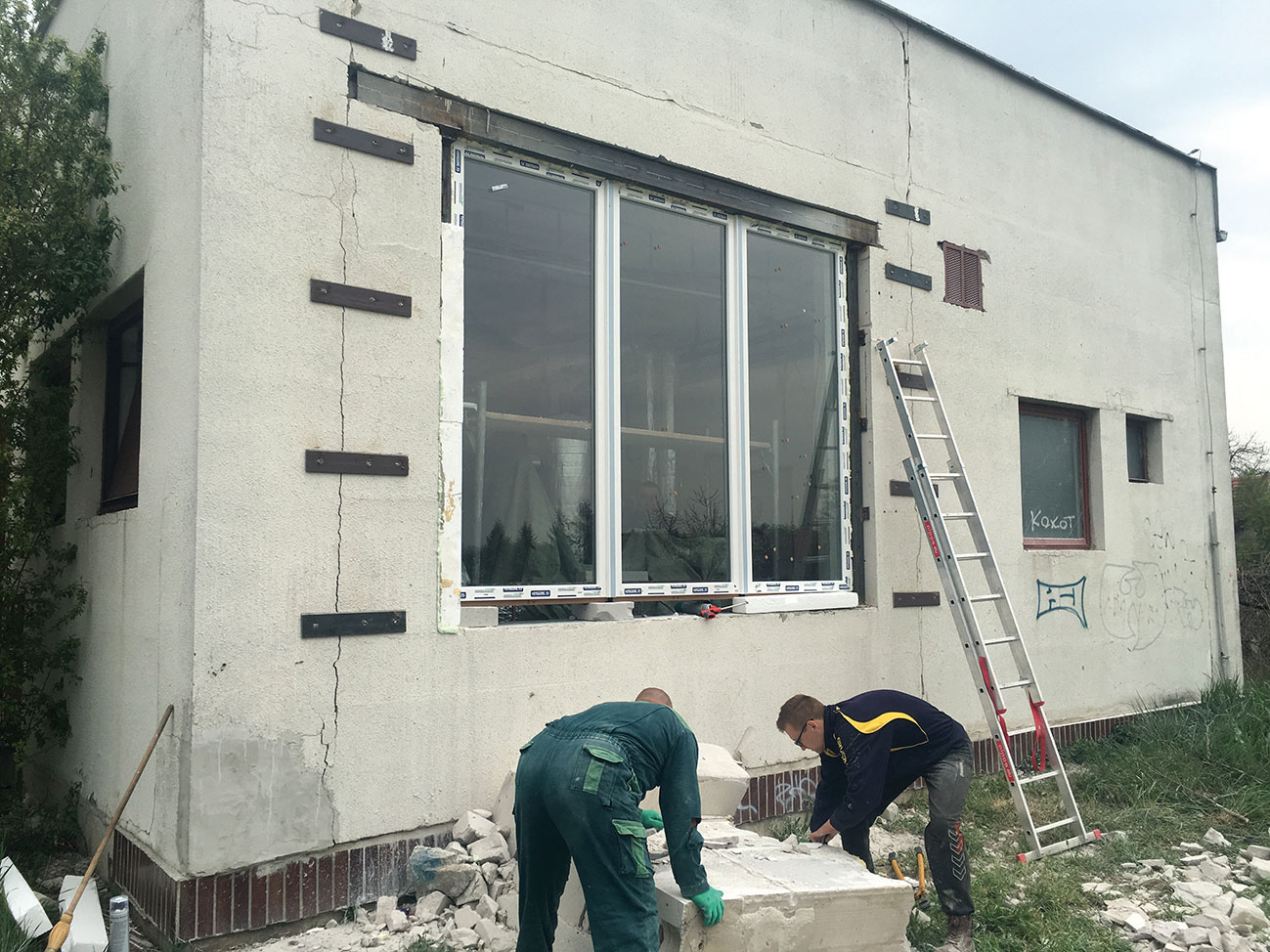 Rekonstrukční práce na výměníkové stanici II – Sídliště Leopoldov, pohled z exteriéru