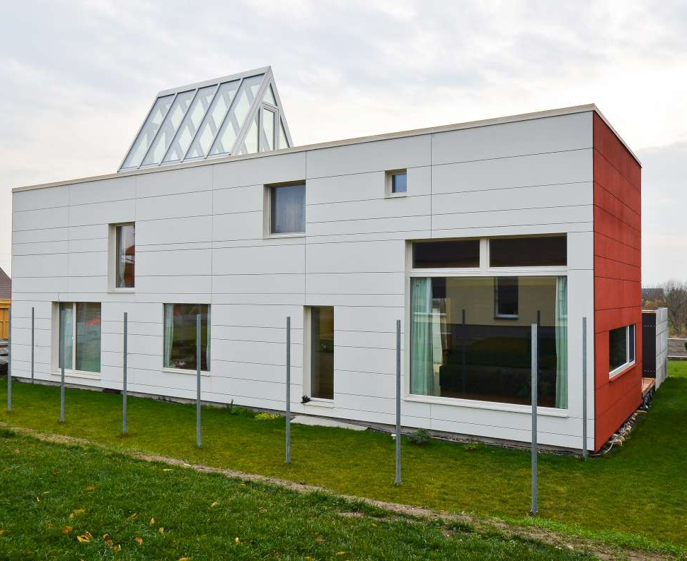 Masivní dřevo použité na nosnou konstrukci, viditelné a přístupné z interiéru vytváří prostor pro příjemné bydlení. (www.d3d.cz)