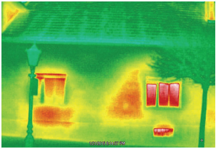 Obr. 4a Termovize – nerovnoměrné rozdělení teploty obvodového pláště. Vlevo: rodinný dům bez zateplení. Vpravo: administrativně-hotelový objekt bez zateplení