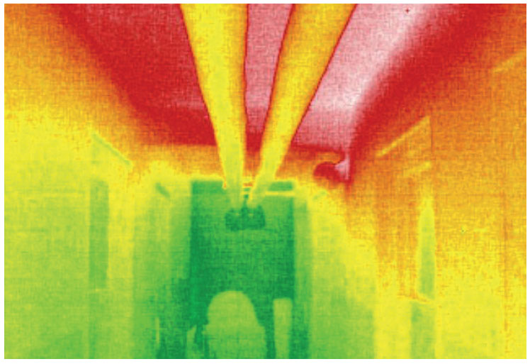 Obr. 5b Vlevo: Podlahové vytápění. Ačkoliv jsou trubky od prostoru pod nimi izolované, malá část tepla se přece předává i směrem dolů. Vpravo: Termovize – tepelná ztráta podlahového vytápění přes strop nevytápěného suterénu.