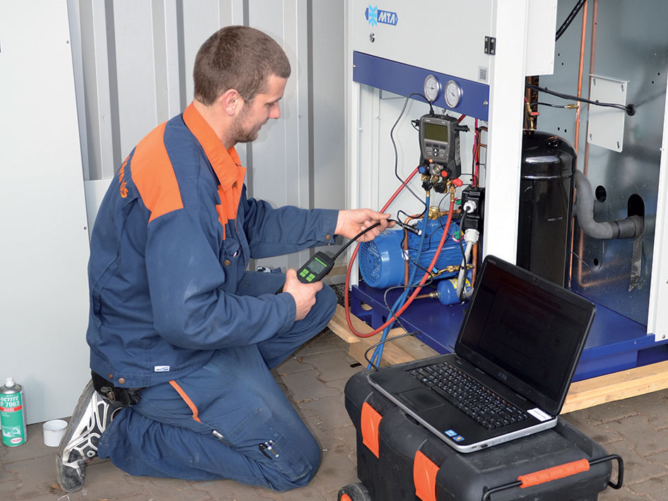 Servisní technik společnosti Veskom provádí měření na chladicím zařízení v rámci prediktivní údržby a legislativní revize zařízení