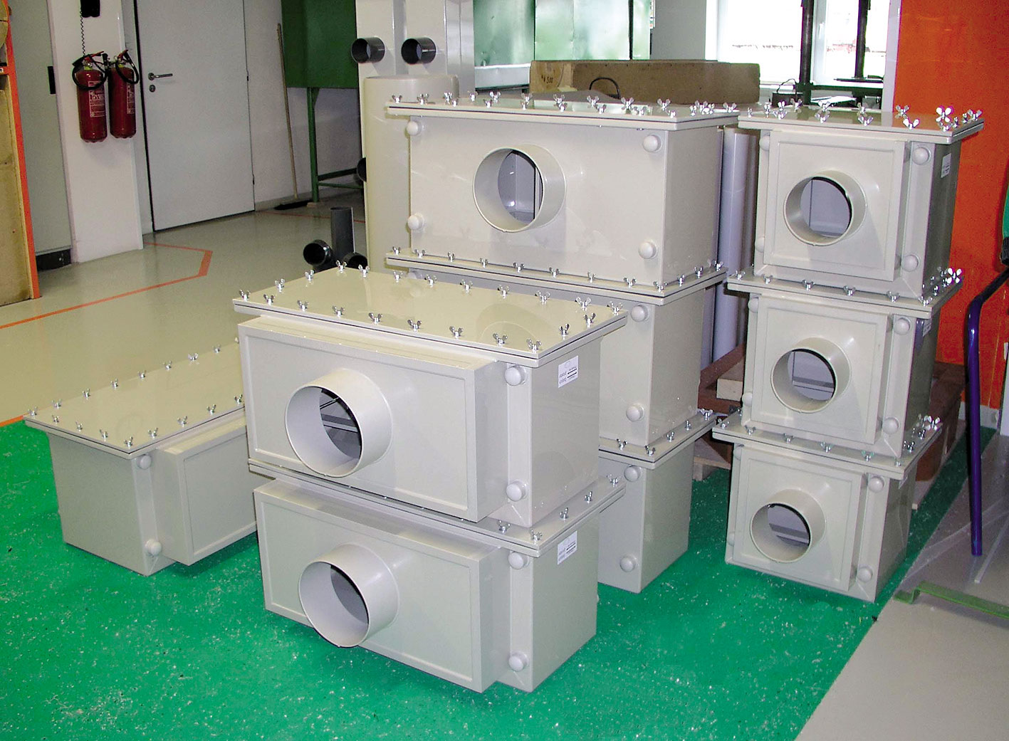 Filtrační boxy se vyrábějí ve standardních rozměrových řadách a v materiálovém provedení z PVC, PP anebo PE.