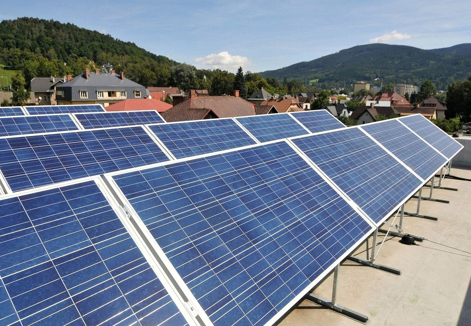 Fotovoltaická elektrárna na střeše plně elektrifikované administrativní budovy Fenix