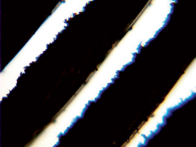Srovnání účinnosti čtyř sítí po 30 dnech, foto z mikroskopu a) běžná síť proti hmyzu, b) protipylová síť č. 1, c) protipylová šíť č. 2, d) nanovlákenná membrána se zachyceným smogem