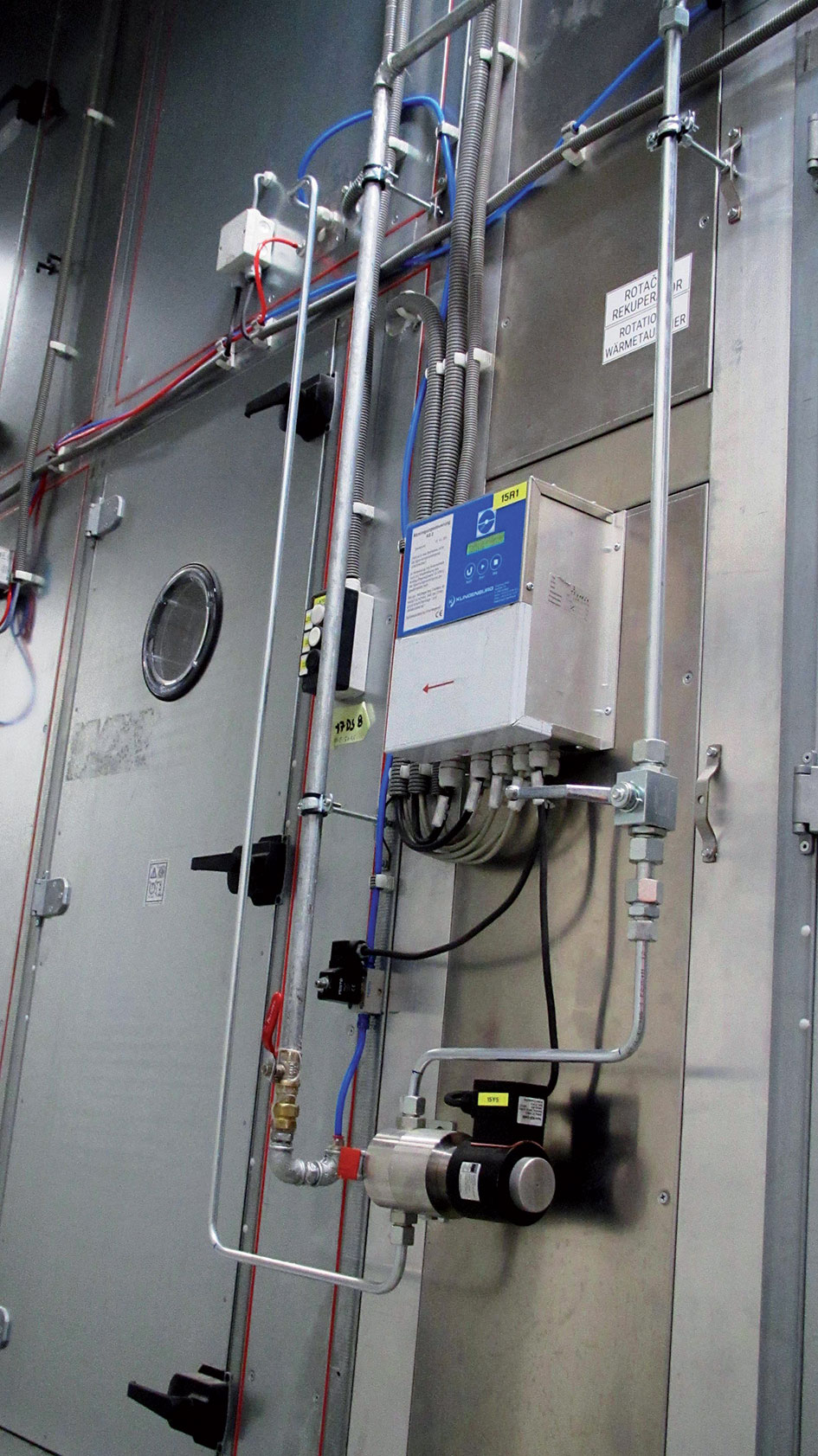 Místnost s rekuperátem – část řízení čištění s ventily tlakového vzduchu a ventilem tlakové vody