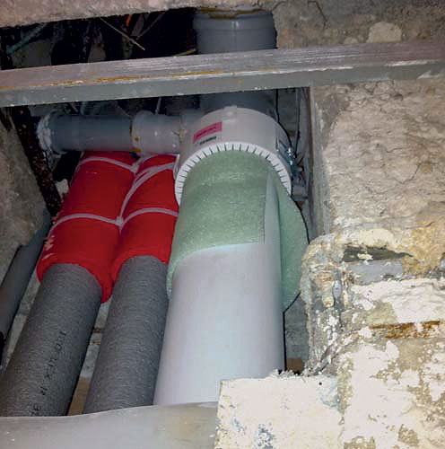 Obr. 2 Pohled na přechod kanalizačního potrubí přes strop s protipožární manžetou