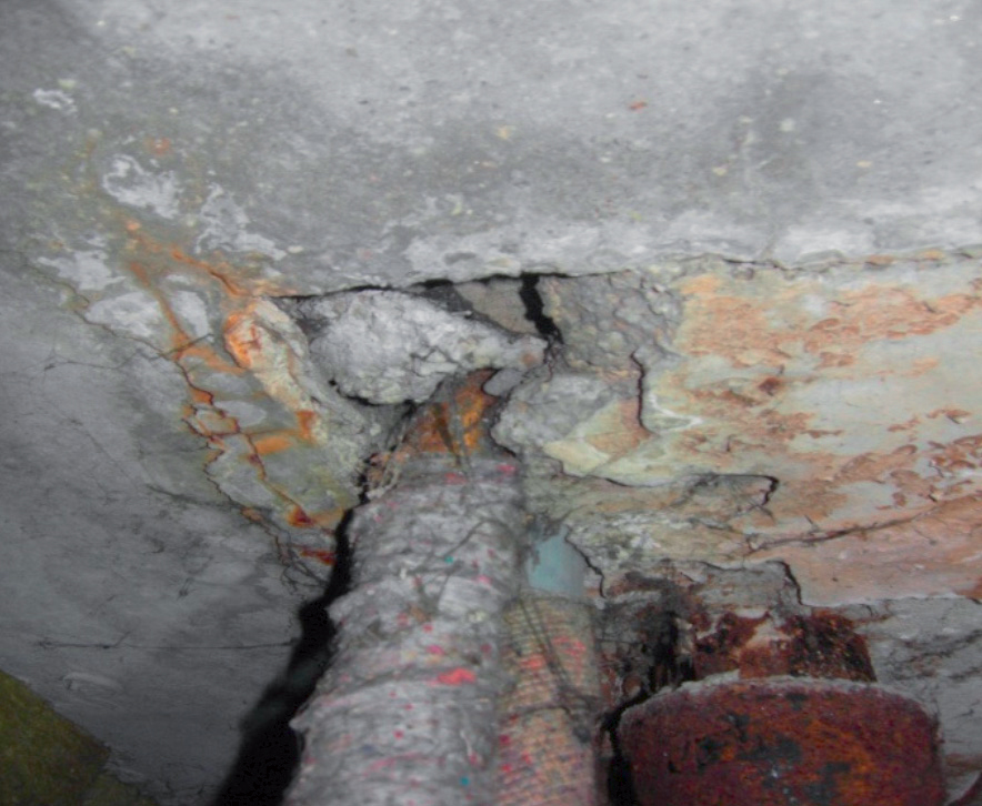 Obr. 2 Nevyhovující prostup kanalizačního potrubí stropní konstrukcí