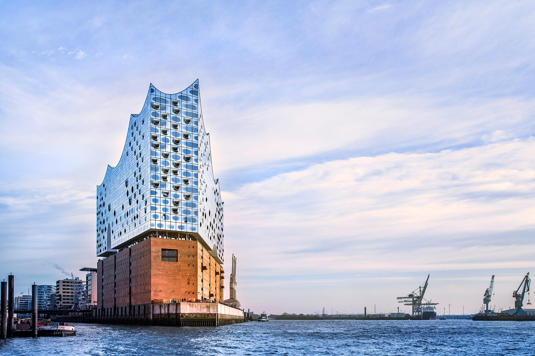 Labská filharmonie napnula své architektonické plachty, aby ovládla hudební svět. (Fotografie: Elbphilharmonie © Thies Rätzke)