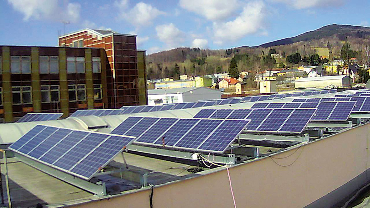 Pohled na fotovoltaickou elektrárnu, umístěnou na ploché střeše výrobní budovy společnosti Fenix s.r.o. v Jeseníku