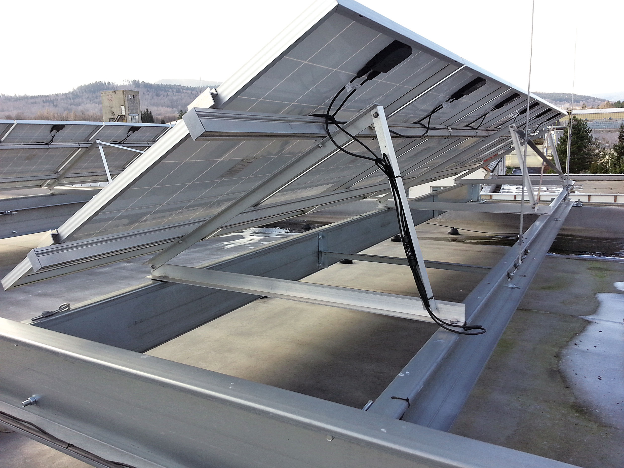 Detail solárního panelu Heckert Solar o výkonu 210 Wp