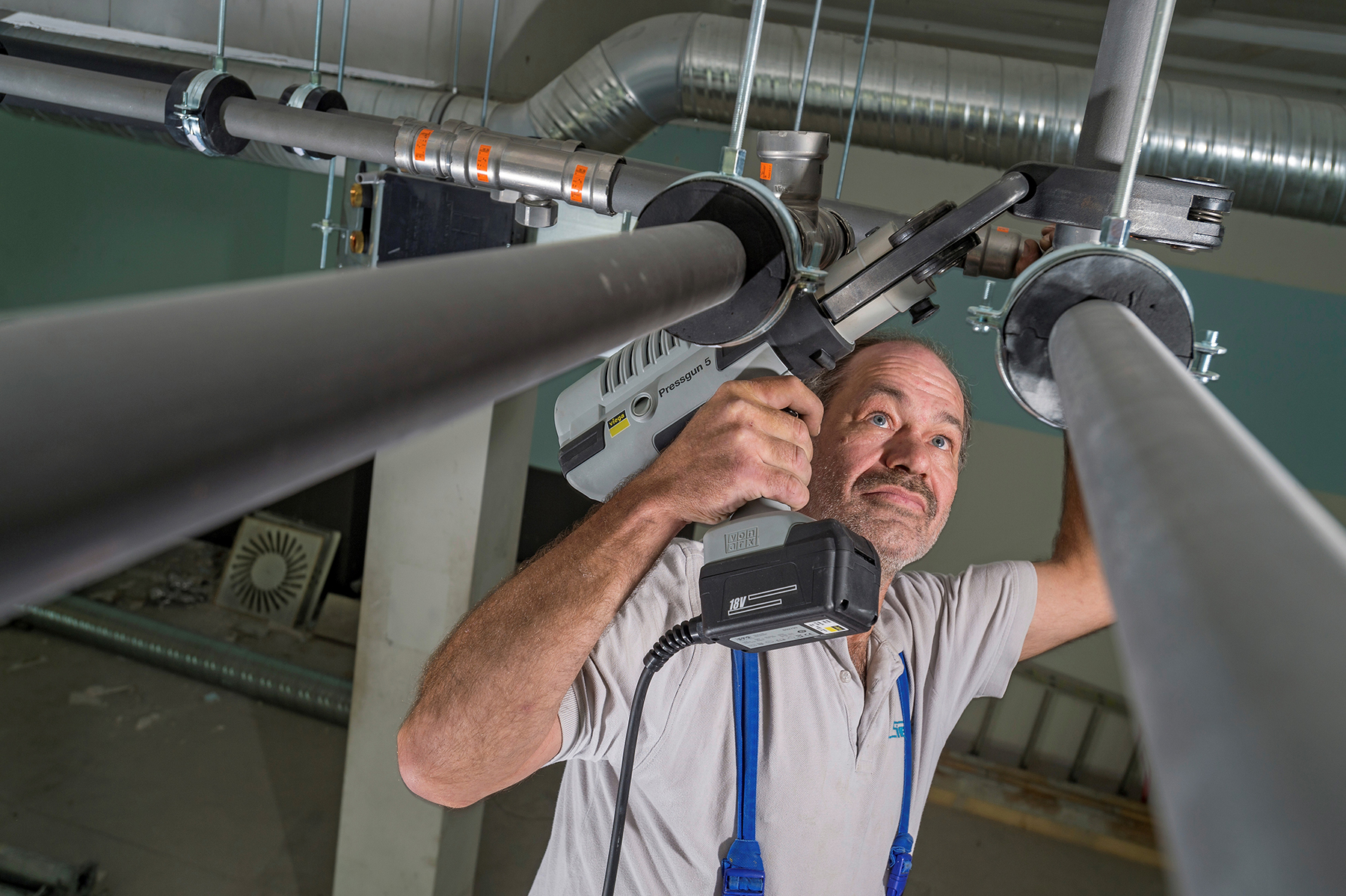 Lisování místo svařování: Doba montáže spojovací technikou je poloviční, práce nad hlavou nebo na úzkých místech jsou bezproblémové – a je vyloučeno riziko požáru.