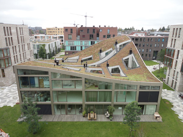 Bytový dům se zelenou střechou