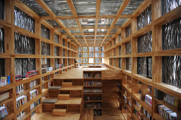 Dřevěná knihovna v čínských lesích