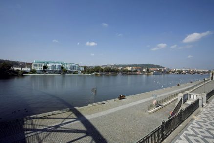 Hotel s přístavem na Vltavě