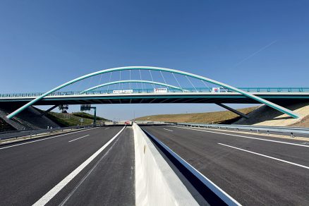 Obloukový most nad rychlostní komunikací R1 u Nitry
