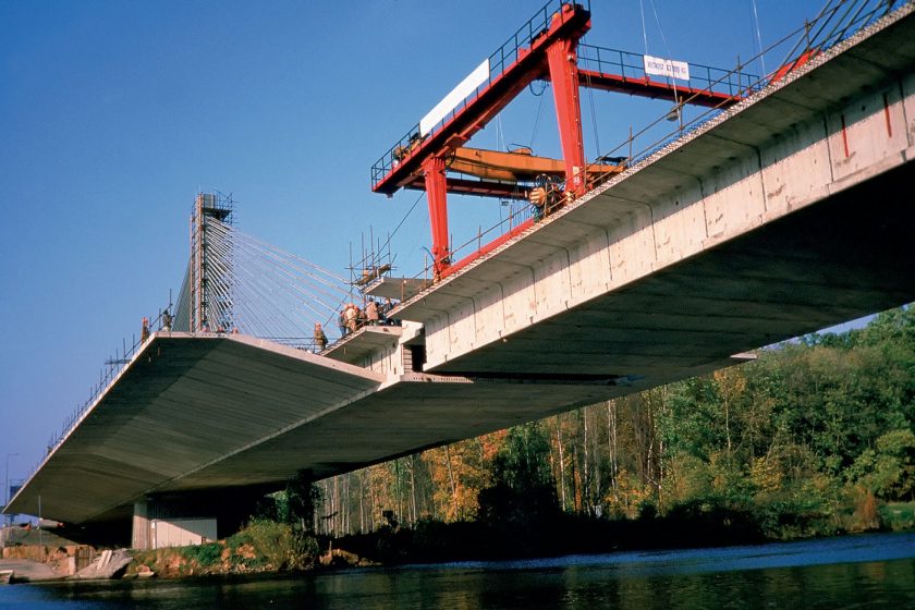 Konstrukce s postupně budovaným příčným řezem