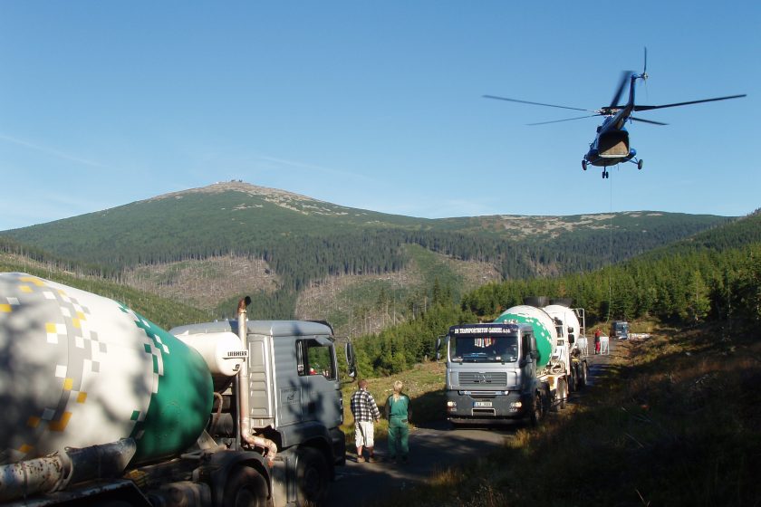 Vrtulník vynesl beton na nejvýše položené místo v České republice