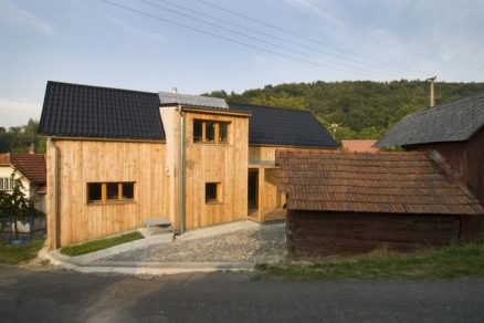 Rodinný dům postavený v duchu moderní dřevěnice