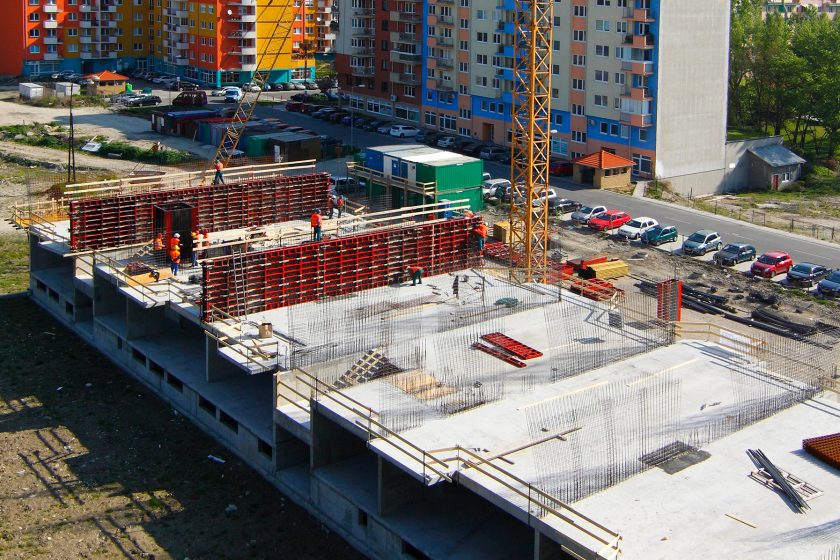Stavebnictví se v květnu nezměnilo, začalo se ale stavět víc bytů