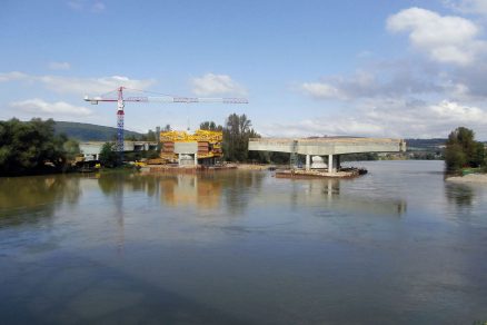 Nový železniční most přes Váh – předpínání nosné konstrukce