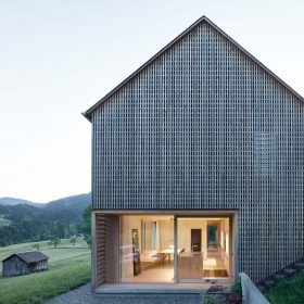 I moderní rodinný dům zapadá do venkovské zástavby