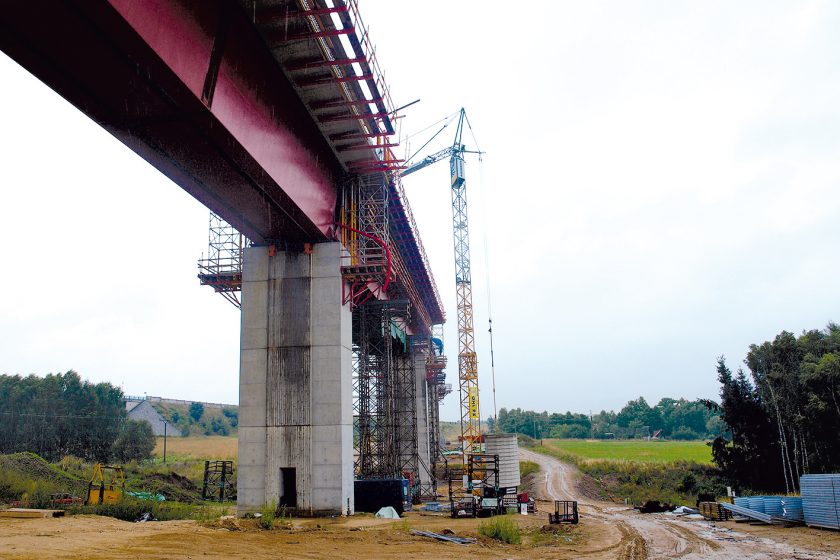 Využití jeřábů Liebherr při modernizaci tratě Tábor–Sudoměřice u Tábora