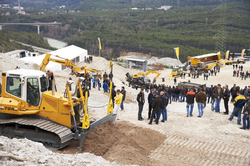 Liebherr představuje aktuální stavební stroje na RoadShow 2015