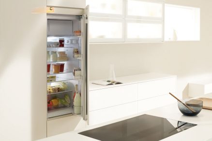 SERVO-DRIVE flex firmy Blum, pro bezúchytkové řešení lednic