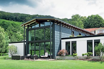 Tři různé materiály futuristické fasády rodinného domu