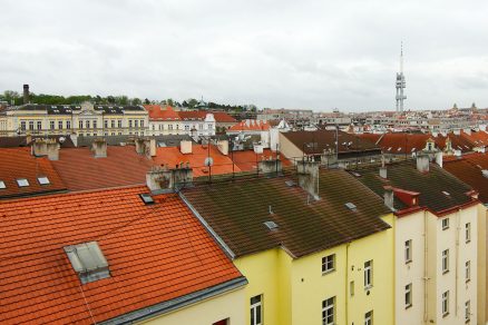Památkáři regulují stavební zásahy na střechách v Praze