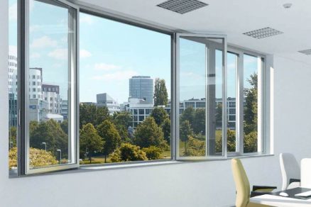 Nová generace okenního kování s úhlem otevření 180° a intuitivní montáží