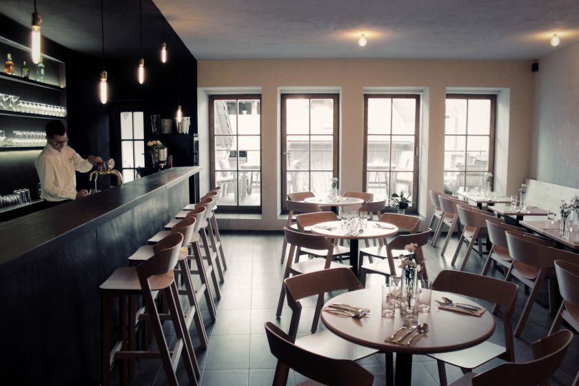 Café-steak-bar Havran: Minimalismus v renesančním domě v Litomyšli
