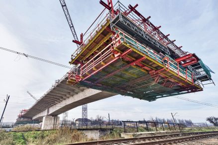 Stavba zavěšeného mostu v Krakově metodou letmé betonáže