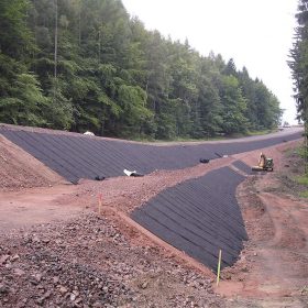 Jak si vytvořit prostor při výstavbě silnic i pozemních staveb s pomocí geosyntetik?