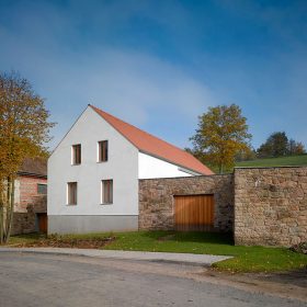 Moderní dům vychází z tvarosloví venkovských domů