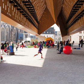 Moderní tržnice v historickém centru Gentu