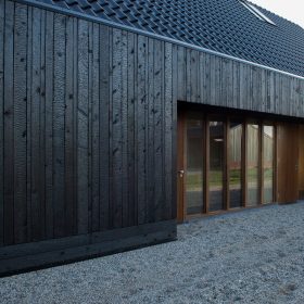 Blackbird – dům s fasádou z opalovaného dřeva