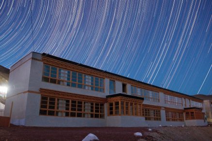Ekologický a soběstačný kampus školy v Himalájích