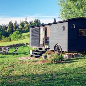 Designová maringotka na šumavské stráni
