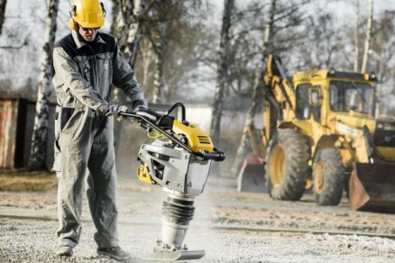 Atlas Copco vylepšil své vibrační pěchy. Jsou menší a výkonnější