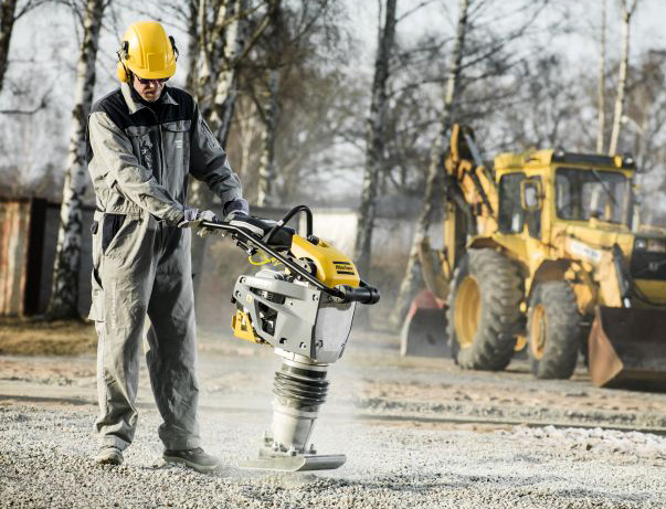 Atlas Copco vylepšil své vibrační pěchy. Jsou menší a výkonnější