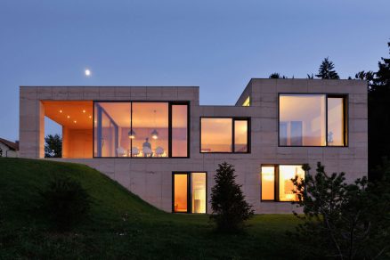 Betonový dům ve Slovinsku jako skály vyrůstající z krajiny