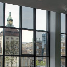 Moderní skleněné fasády: nechybí klimatizace a výroba elektřiny