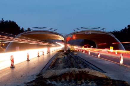 Výstavba nového zeleného mostu přes stávající dálnici D2 na Slovensku