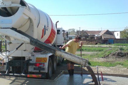 Betony řady CEMEX COMPACTON s vyšší konzistencí snižují pracnost, šetří tak čas i náklady